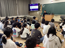 説明を聞く様子