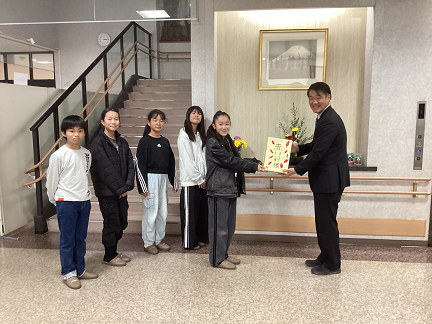 児童会　赤い羽根